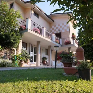 Parte Di Casa Con Giardino E Piscina Pietrasanta